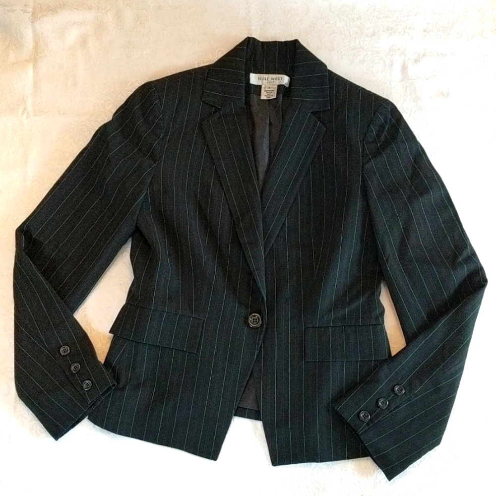 Nine West suit w matching pants, black with red & white thin pinstripes,Size:6